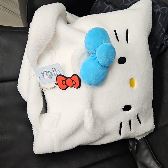 Hello Kitty Sherpa Tote NWT - Picture 1 of 7